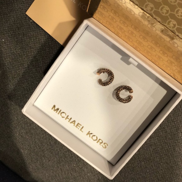 **NEW**Earrings - Picture 1 of 2